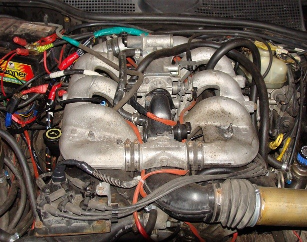 11 4 MOOTTORI Ohjainyksikkö asennettiin Ford Scorpio vuosimallia 1990, jossa alunperin oli 2litrainen 8 venttiilinen kahdella nokka-akselilla varustettu polttomoottori.
