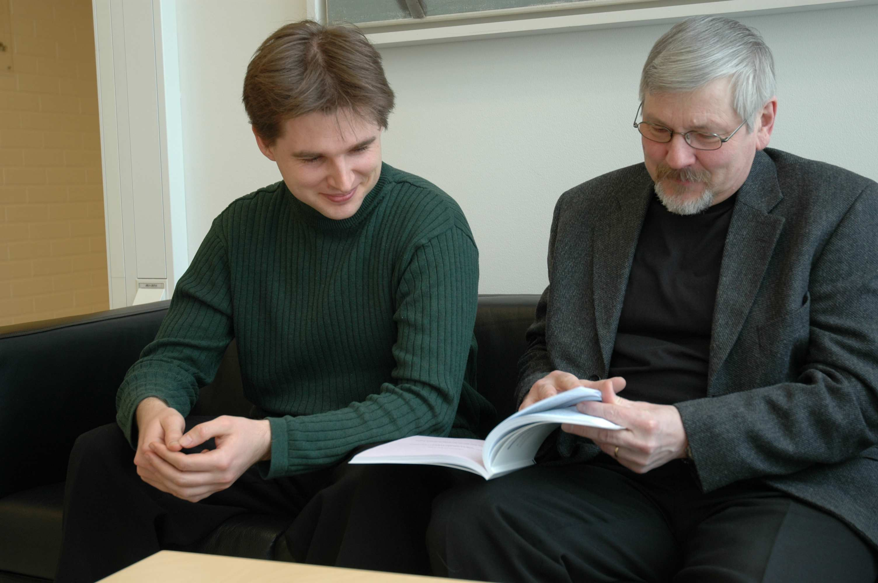 Kuva 9: Mykola Pechenizkiy ja hänen ohjaajansa professori Seppo Puuronen tarkastelevat uunituoretta väitöskirjaa.