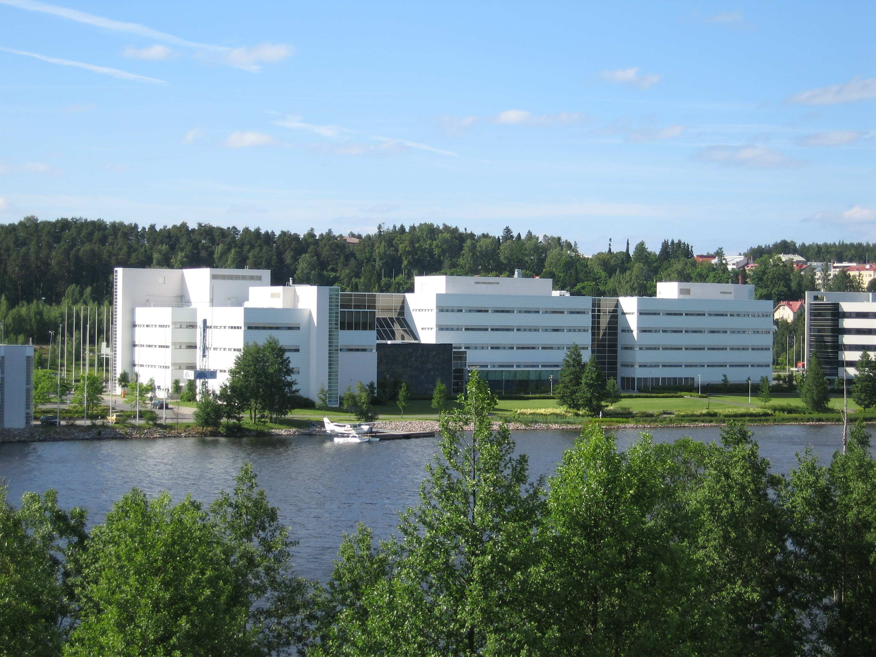 1 Jyväskylän yliopisto Jyväskylän yliopisto (JY) on vireä ja vinhasti kasvava monitieteinen sivistysyliopisto, joka on perustettu vuonna 1934.