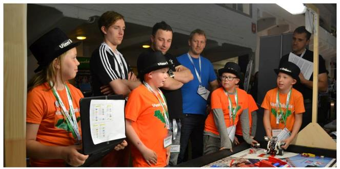 FIRST LEGO League -turnauksessa Ratkotaan robottipelin tehtäviä vuotuisen teeman mukaisella pelikentällä yhdessä ja yhteistyötä toisten joukkueiden kanssa tehden.