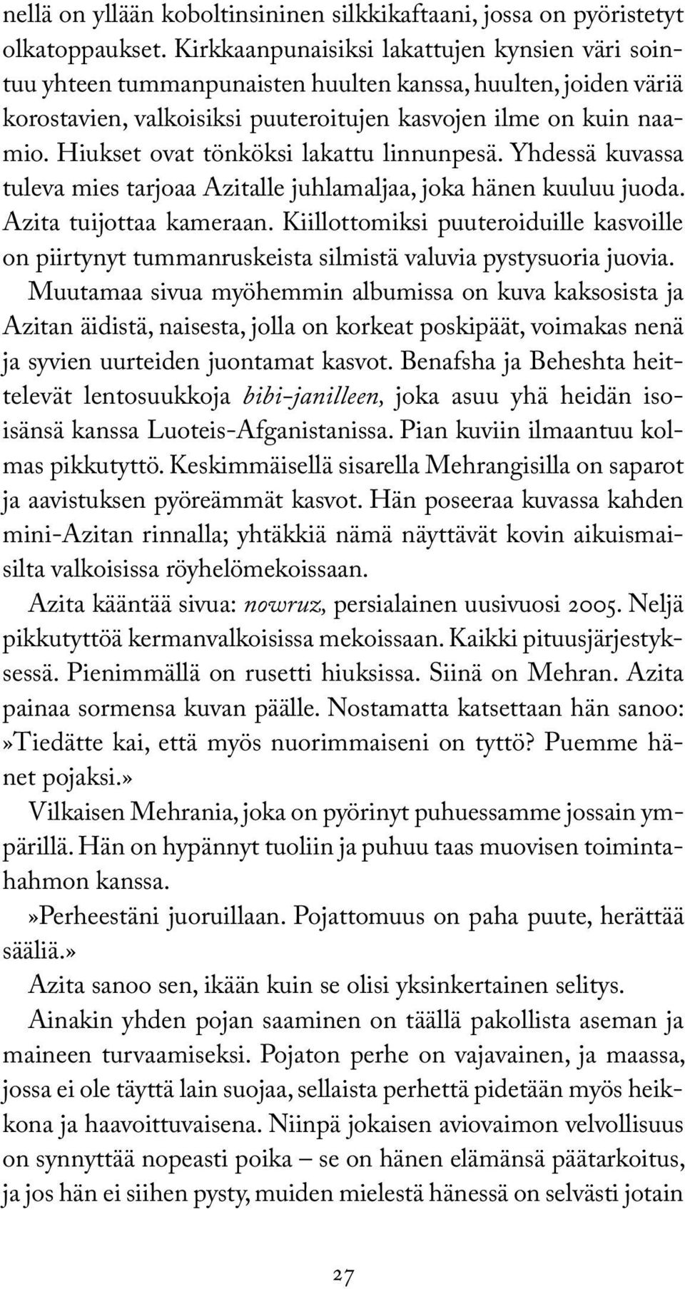 Hiukset ovat tönköksi lakattu linnunpesä. Yhdessä kuvassa tuleva mies tarjoaa Azitalle juhlamaljaa, joka hänen kuuluu juoda. Azita tuijottaa kameraan.