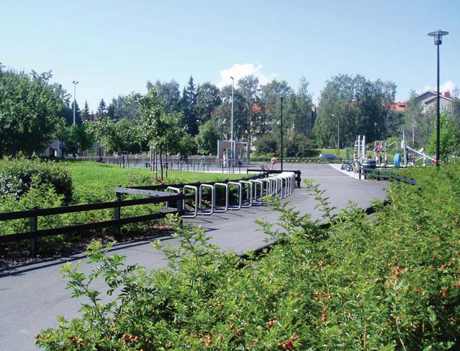 LÄHTÖTIETOANALYYSI 2.5.3. Palvelut viheralueilla Viheralueiden tarjoamat palvelut Lauttasaaressa ovat melko hyvät. Leikkipaikkoja on suhteellisen kattavasti asuinrakentamisen yhteydessä.