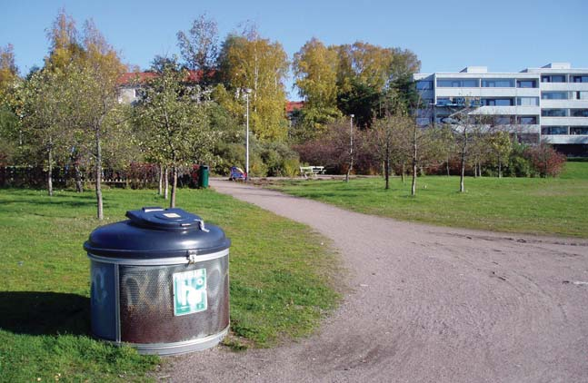 PUISTOT den lisäksi levähdyspaikat turvataan asentamalla kiinteitä penkkejä tasaisin välimatkoin. Penkkimalleja valittaessa huomioidaan esteettömyys, kuten esimerkiksi istumakorkeus ja käsinojat.