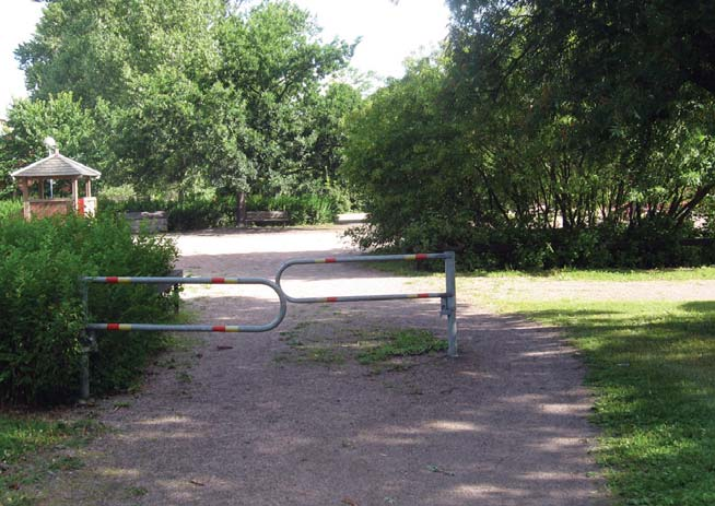 Toimenpiteet Kulku pohjoispuolen puistoon ohjataan nykyistä selkeämmin. Huonokuntoiset pensasruusulajikkeet vaihdetaan tarvittaessa kestävään ja kapeakasvuiseen pensaslajiin.