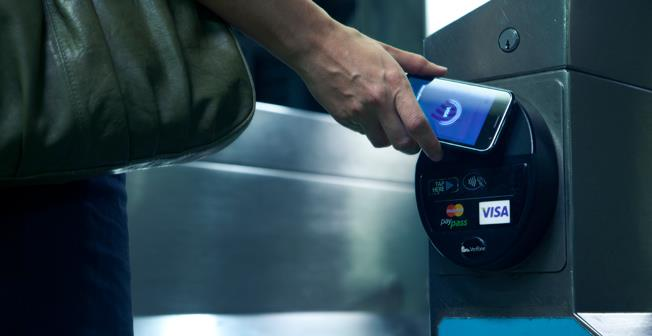 24 Kuvassa 15 näkyy NFC-lähimaksaminen. Matkapuhelin on asetettu lähelle lukijaa ja lukija hyväksyy maksun. Kuva 15. NFC-lähimaksaminen [14].