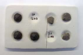 6.5 Pillerikokeet Pillerikokeet poltettiin 1250 asteessa, ja 1200 asteen poltossa. 1200 asteen poltossa IP pallot muuttuivat epätasaisen turvonneiksi ja kiiltäväpintaisiksi ja sulivat kiinni alustaan.