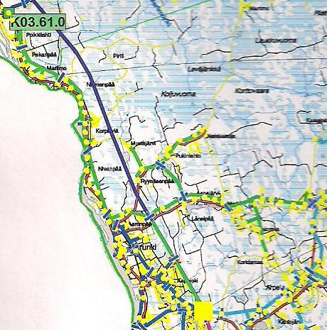 42 Lähtö 03 haarautuu heti sähköasemalta lähdettyään länteen ja pohjoiseen, kuten sinisestä viivasta (kuva 11) havaitaan. Länteen menevä johto kulkee Kukkolan kautta 5 kilometriä jokirantaan saakka.