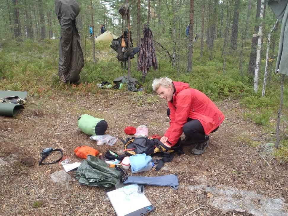 Apuoppaan varusteet Kartta ja kompassi Kello Ladattu kännykkä, sopivalla