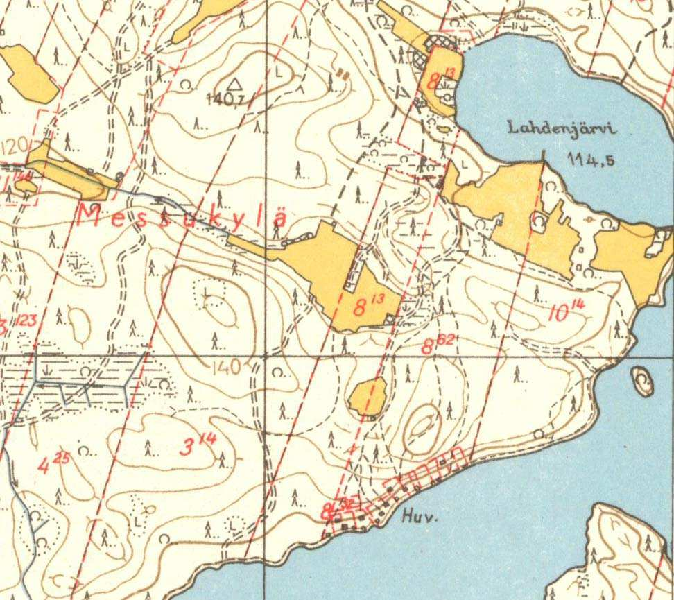Kuva 20. Ote vuoden 1953 peruskartasta, johon Västinginmäen alueella kulkeneet talvitie on merkitty kaksoiskatkoviivalla. Punainen nuoli osoittaa kohteen suurpiirteisen sijainnin.