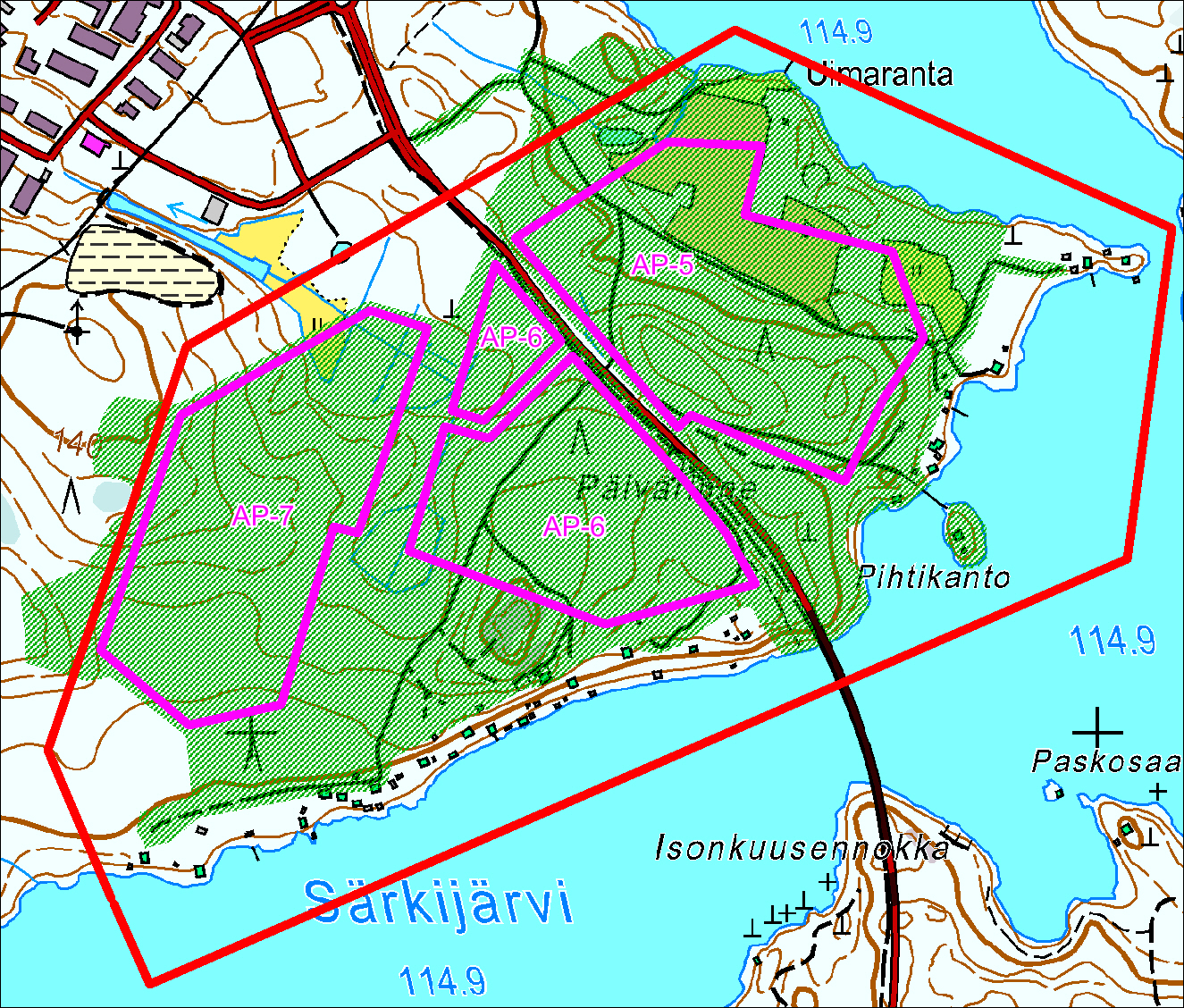 Kuva 2. Yleissuunnitelma-alue ja tarkastetut alueet. Yleissuunnitelma-alueen raja punaisella viivalla, tarkastetut alueet rasteroitu vihreällä. Pohjakartta Maanmittauslaitos.