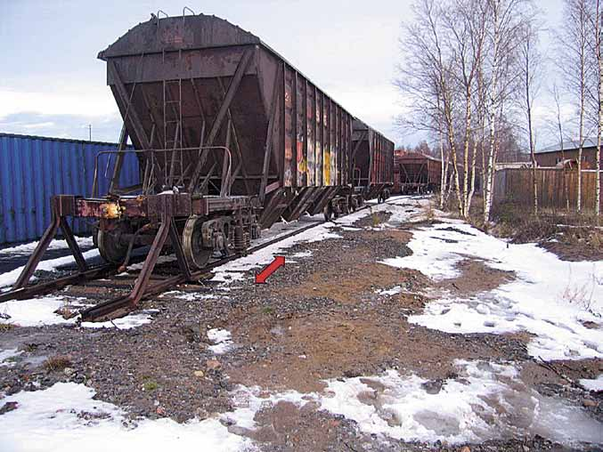 Kuva 3. Junamiehen ja veturinkuljettajan tullessa paikalle NN makasi selällään maassa viimeisen vaunun viimeisen telin kohdalla, jalat n. kahden metrin etäisyydellä vaunusta (punainen nuoli).