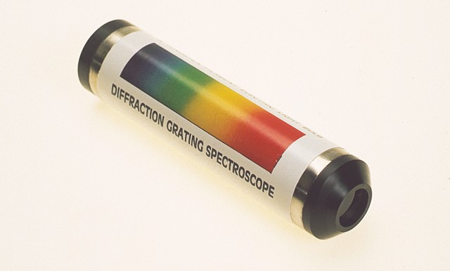 9 Spektritutkimus Kokeet F2k-laboratoriossa. Käytettävissä on käsispektroskooppeja kvalitatiivisiin tutkimuksiin, ja tietokoneeseen liitetty spektrometri kvantitatiivisiin kokeisiin.