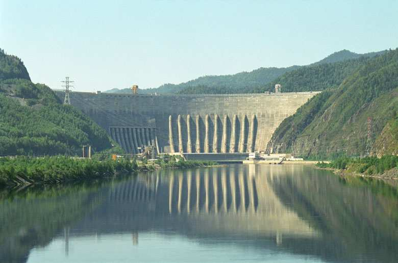 Sayano Shushenskayan pato Venäjällä 10 generaattoria, 650 MW, eli huipputeho 6500 MW nimellinen vesivirtaus 358,5