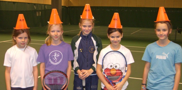 Tennispelaajan alkulämmittely ja venyttely Keskiviikkoaamun ja sunnuntain aikuisryhmien valmentaja, Kristiina Saarimaa, ja hänen opiskelukaverinsa Viia-Stina Vuorenmaa olivat harjoittelussa Suomen