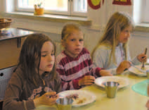 HYVINVOIVA KOULULAINEN Kouluruokailu Lämmin kouluruoka tarjotaan oppilaille jokaisena koulupäivänä. Se kattaa yhden kolmasosan nuoren päivittäisestä energiatarpeesta.
