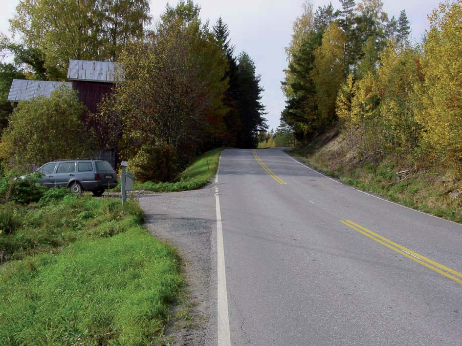 124 Kuva 8-19. Harattan alueelta tulevan tieyhteyden liittymä idästä päin katsottuna. Kuvattu 26.9.2008. 8.9.3 Vaikutukset liikenneturvallisuuteen Vaihtoehdon 1 mukaisia vaikutuksia liikenneturvallisuuteen arvioitiin vaikutusalueen teillä.