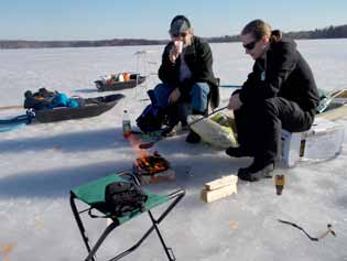 Kuva 8. Karelia-ammattikorkeakoulun opiskelijat Mikko Hiltunen (vas.) ja Joose Korhonen ovat juuri ottaneet järven pohjaeläinnäytteen Ekmantyyppisellä näytteenottimella. Kuva 5.