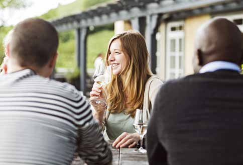 8 PARHAIDEN RYPÄLEIDEN HIENO MAKU MAAILMANLUOKAN RYPÄLEET RIESLING Maailman kuuluisimpiin lukeutuva rypälelajike. Ensimmäiset maininnat Rieslingistä ovat peräisin 1400-luvulta.