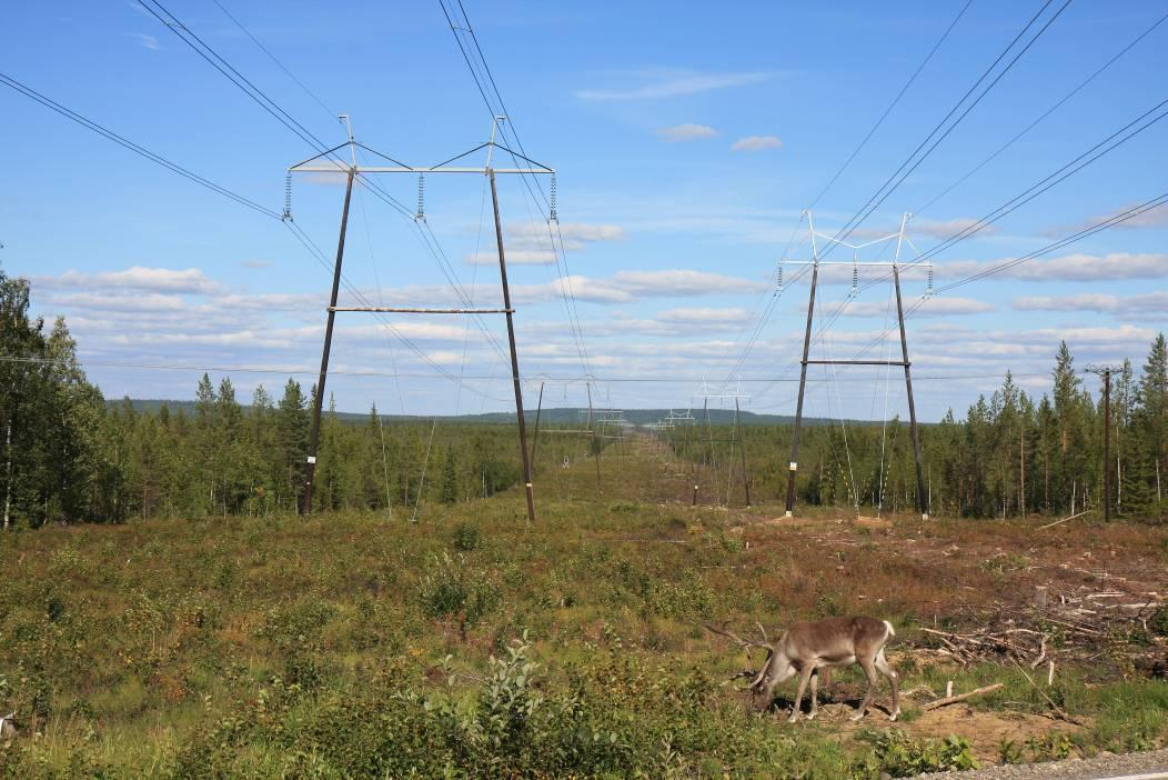 139 Kuva 20 Näkymä tarkastelualueelle pohjoiseen Kemijärveltä Vuostimon kohdalta. Alueen halki kulkee 220 kv voimajohto. Vaikutukset: Kohteen tarkemmassa jatkosuunnittelussa mm.