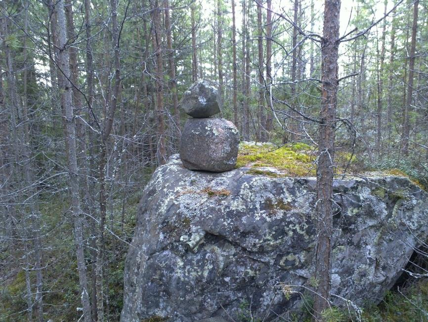 12 Huomiot: Paikalla on tervahauta ja ilmeisesti siihen liittyvän tervapirtin jäänteet.