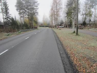 9 3.2 Honkamäntien alikulkukäytävä Silta on tyypiltään kierresaumattu pyöreä putkisilta ja se ylittää kevyen liikenteen väylän Honkamäentiellä, Runkopolun ja Latvapolun välisellä katuosuudella.