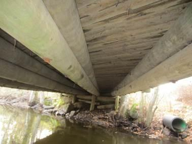 31 Yleiskuva sillan alta Tarkastuksen havainnot - Ensimmäisenä siltapaikalle saavuttaessa huomaa, että silta roikkuu. Kannen taipumaksi mitattiin n.180 mm (kuva 1).