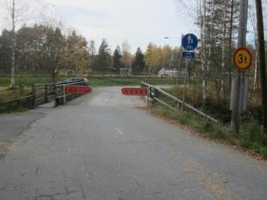 4 3.1 Jokisuuntien silta Silta on tyypiltään 2-aukkoinen puinen palkkisilta ja se ylittää Siilinjoen Jokisuuntien ja Pajutien risteysalueella. Kadulla on 40 km/h aluenopeusrajoitus.