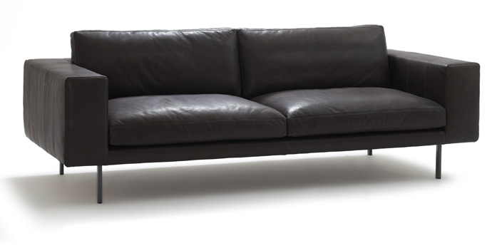 MORITZ Design: Petra Lassenius Ajaton Moritz-sohva kuuluu laadukkaiden, neutraalien sohvien sukuun. Moritz-sarjaan kuuluu lukuisia erilaisia moduuleja. Tyynyjen pehmusteena on untuvaa.