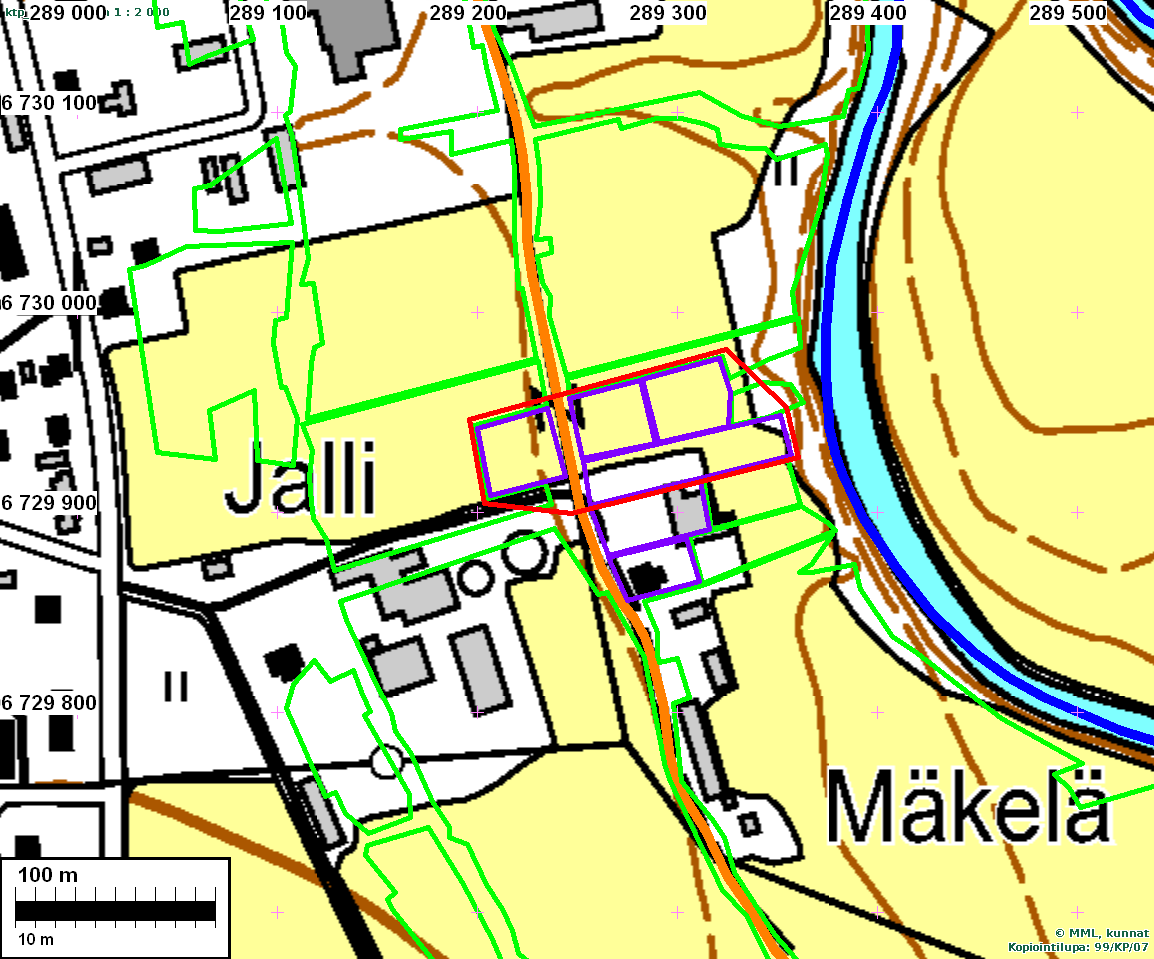 11 Muinaisjäännösalueen rajaus punaisella. Isojakokartan tontit (violetti), pellot (vihreä), tie (oranssi) ja joki (sininen) asemoituna maastokartalle.