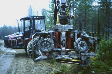 Kuva 1. Nisulan korjuri tasaamassa taakkaa ensiharvennuksella. Kaikki valok. Metsäteho Oy Kuva 2.