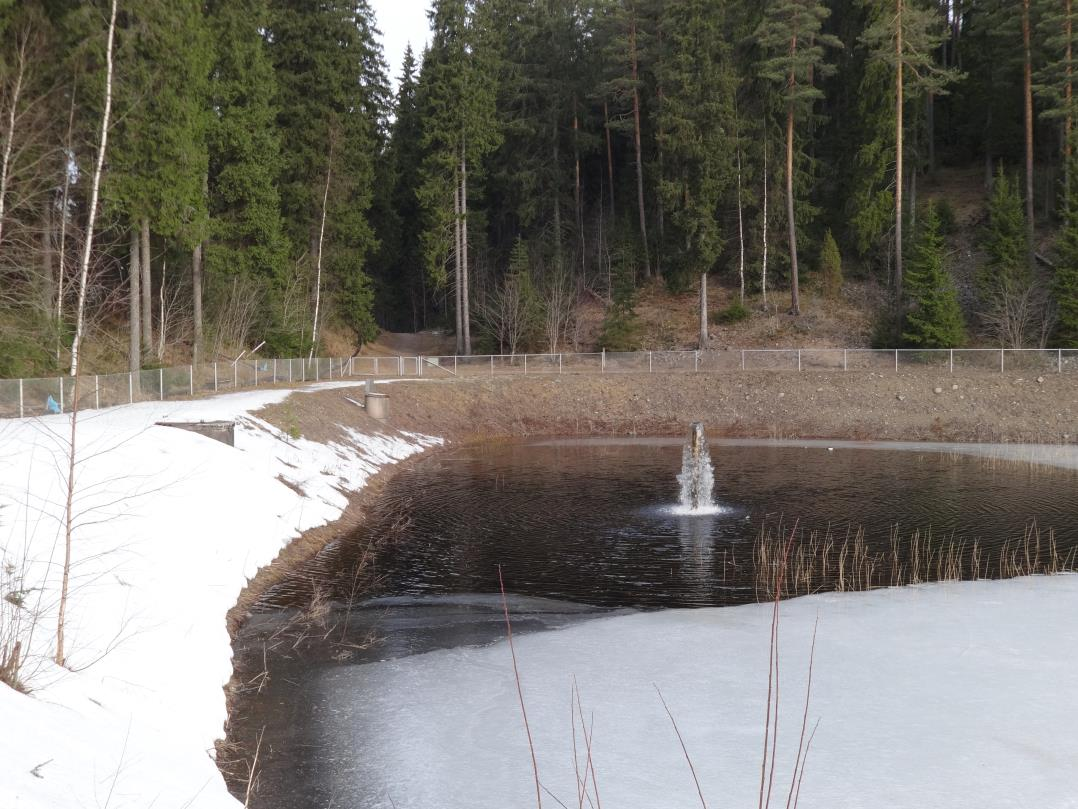 110 Liite 17. Kuva II-altaasta Imeytysallas II etelästä kuvattuna. Molemmilla puolilla allasta kulkevat harjun jyrkät rinteet.