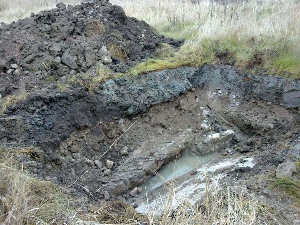 19 Paikoitellen koekuopissa todettiin täyttömaan seassa betonimursketta (kuva 4) sekä vähäisissä määrin tiiltä ja metallia. Kuva 4.