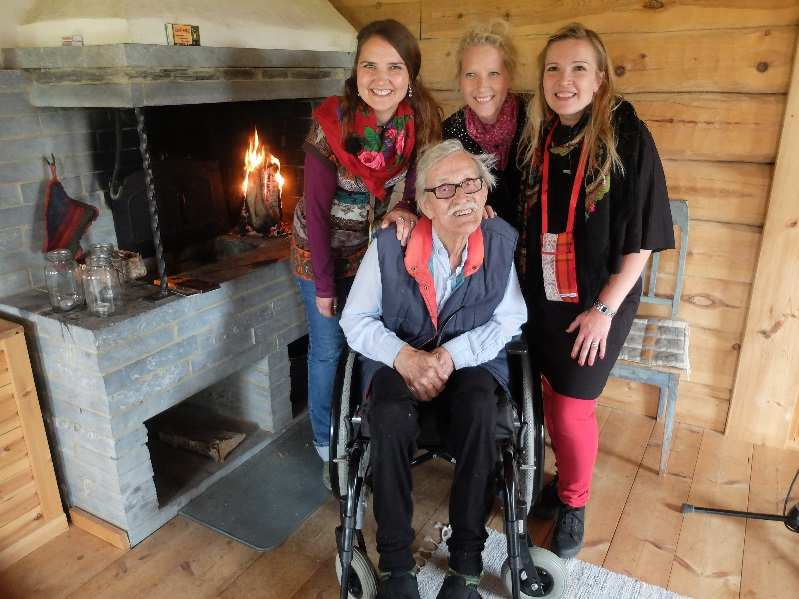 Kuvassa Värttinä on tapaamassa 92-vuotiasta perinteentaitajaa, runolaulaja Jussi Huovista hänen kotonaan Suomussalmen Hietajärven kylässä.