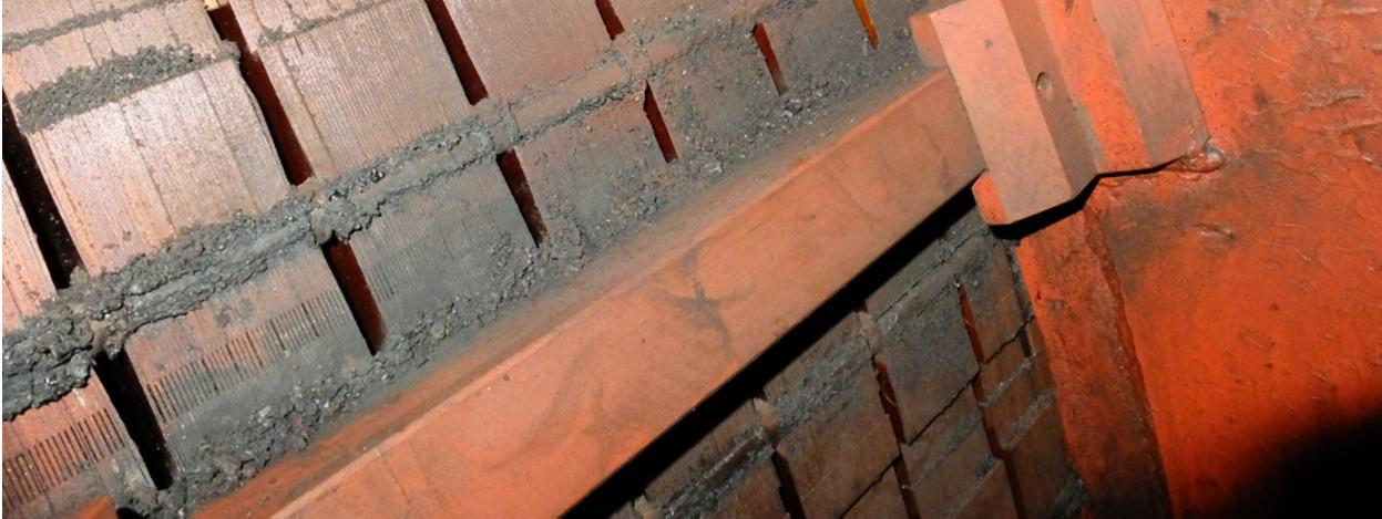 Kuva 26. Levypaketin päälle muodostunutta likaa. Staattorin käämeihin lian muodostuminen on melko yleistä ottaen huomioon aikavälin, jolloin käämien puhtautta tutkitaan.