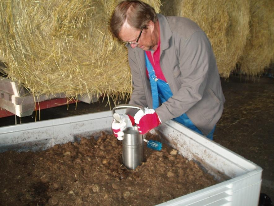 Lannan kompostointikoe Kutterinpuru-, olkipelletti- ja turvelantaa kompostoitiin muovilaatikoissa talvella 2012 2013.