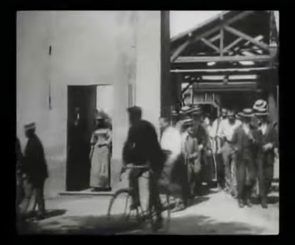 8 2.2 Dokumentin historiaa Dziga Vertovin puolittain elokuvaksi puolittain dokumentiksi määritelty teos Man with a Movie Camera vuodelta 1925 on oivallinen filmi, joka antaa meille tietoa