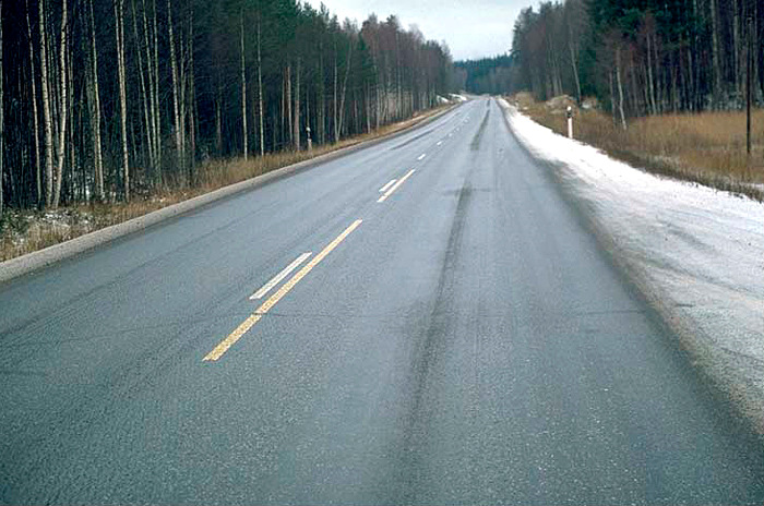 12 Kuva 3. Hoitoluokan Is tie on pääosan ajasta paljas (Tiehallinto 2010). Hoitoluokka Ib Tie hoidetaan pääosin ilman suolausta, mutta silti korkeatasoisesti.