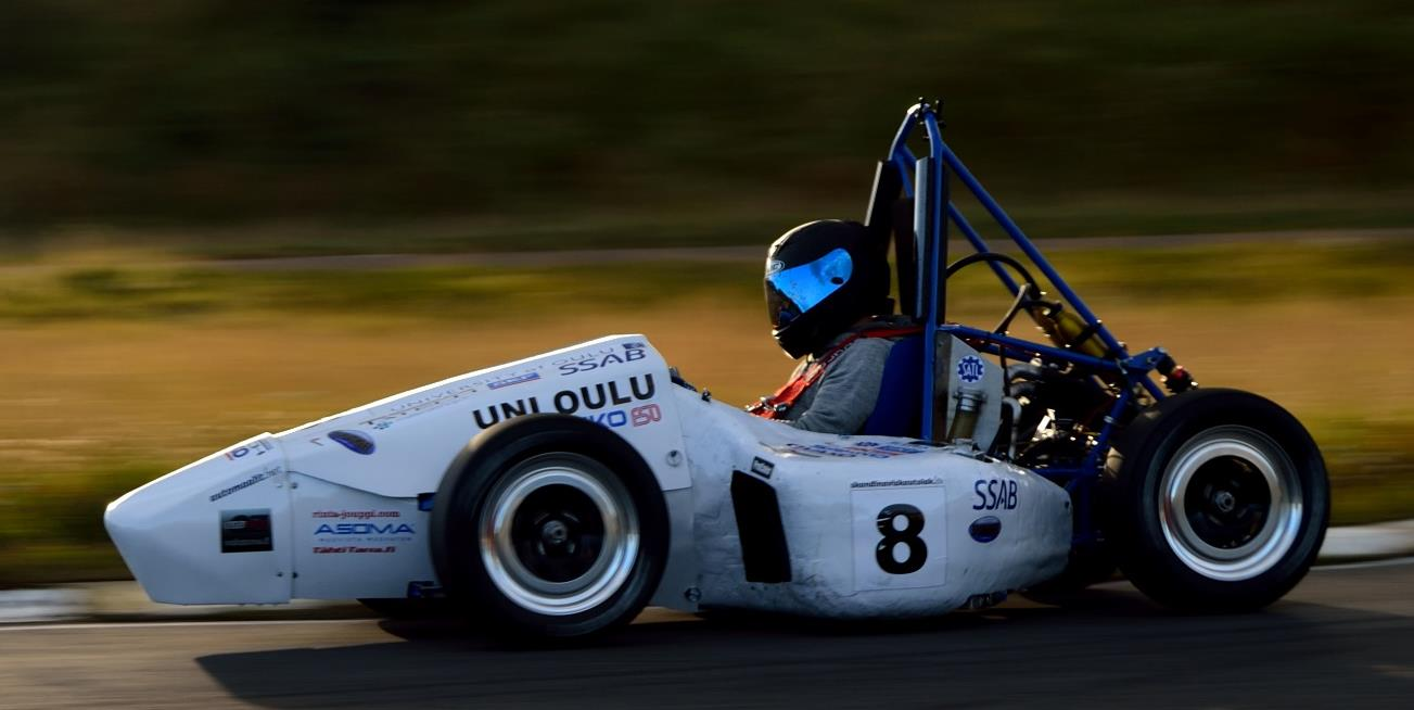8 Kuva 1. Oulun yliopiston ensimmäinen formula student -auto. Oulussa Formula Student -toiminta on melko alkutekijöissään.