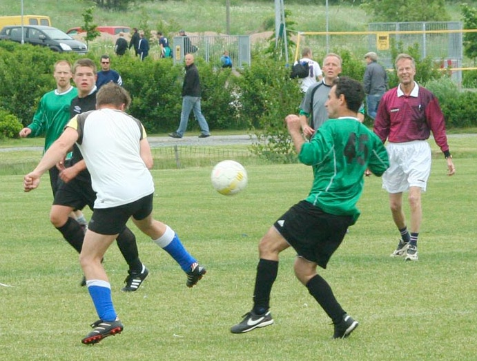Markus on päättänyt ottaa pallon takaisin vihreäpaitojen joukkueelle. Efter fjolårets goda erfarenheter beslöt Fredagspojkarna att även i år ta del i gräsplansturneringen Lindan Cup i Kimito.