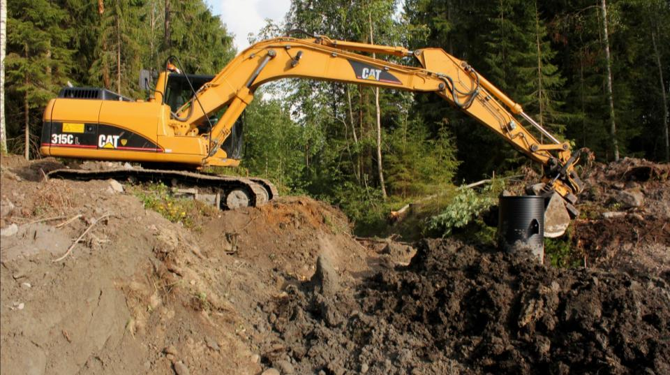 Kosteikon patokaivon asennus Rumpuputkiliitokset (tulo 6 m ja poistolinja 15 m) varmistettiin haponkestävillä ruuveilla Rumpuputkien ympärykset tiivistettiin huolellisesti varsinaisilla patomailla