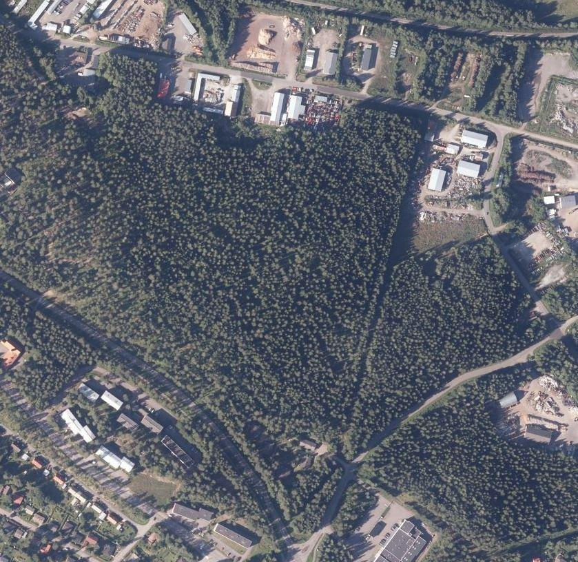 n kaavamuutosalue rajautuu pohjoisessa hen. Se sisältää teollisuuskorttelin 84 ja viereisen kaavassa puistoalueeksi merkityn osan, joka nykyisin on metsää.