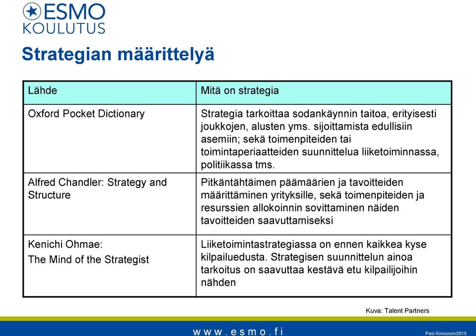 sijoittamista edullisiin asemiin; sekä toimenpiteiden tai toimintaperiaatteiden suunnittelua liiketoiminnassa, politiikassa tms.