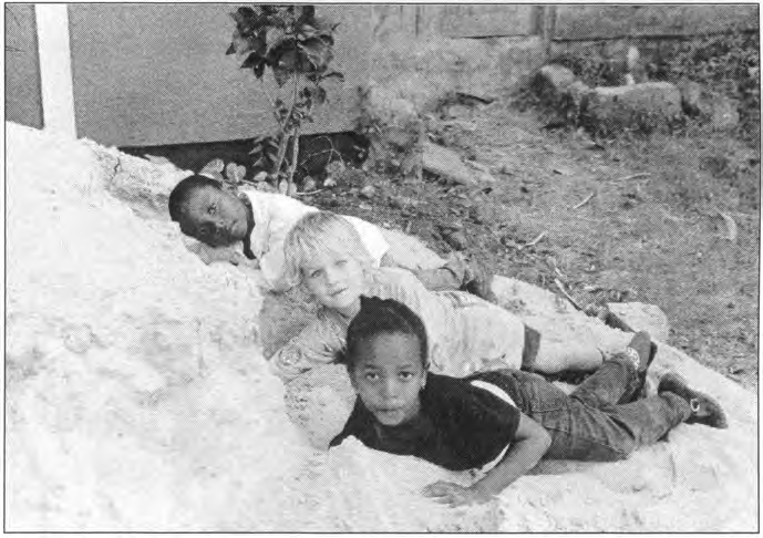 Morogoron Kigurunyemben lapsia syksyllä 2000./Children from Morogoro, Kigurunyembe, August 2000.