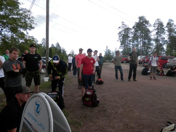 KOTKAN LADUN UUSI SUOSIKKI FRISBEEGOLF Suomen Latu ry/kuukauden ulkoiluteko;frisbeegolf rantautui Kotkaan Kotkan Petäjäsuolle toteutettiin laadukas ja suosittu 20-väyläinen frisbeegolfrata vuosina