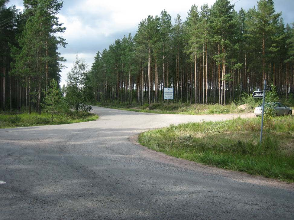54 Kuva 9. Jätekeskusta ympäröivä mäntyvaltainen kangasmetsä estää jätetäytön ja kaatopaikan näkyvyyden lähiympäristöön ja lähimmälle maantietielle 2111 (Köyliö-Luvalahti).