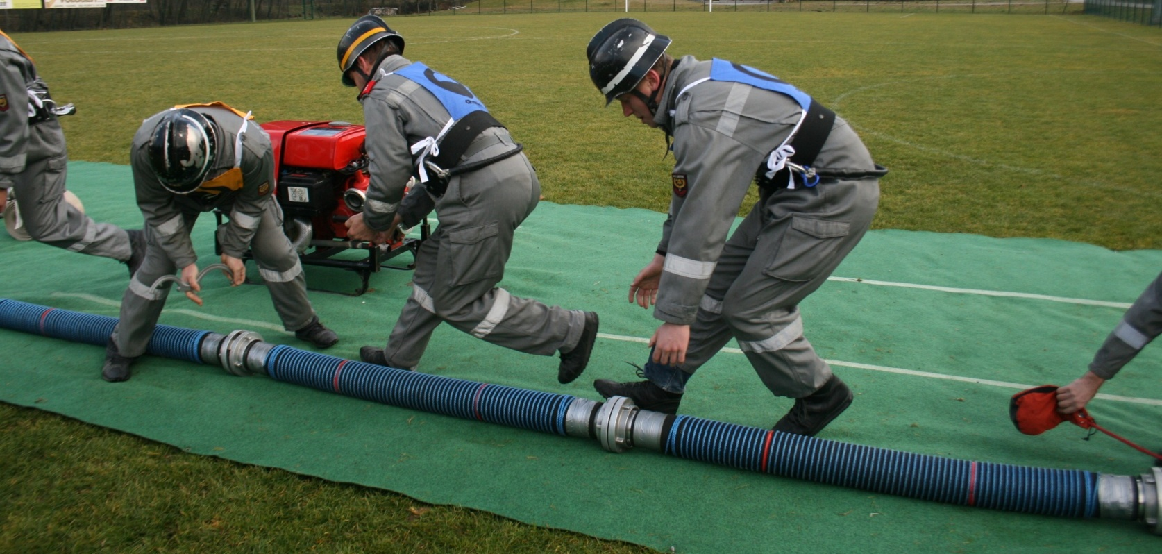 7.4.2 Kuppeln der Saugschläuche Coupling of Suction Hoses / Imuletkujen liittäminen Vesiparin johtajan ja vesimiehen tulee seuraavalle liitokselle