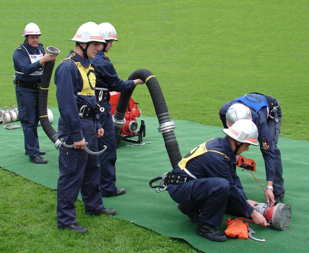 7.4.3 Leinen anlegen Applying the ropes / Narujen sitominen Konemies nostaa viimeisen imuletkun liittimen maasta sopivalle korkeudelle joko