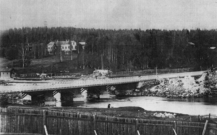 Kuva 7. Ämmänsilta ja linnanrauniot. Etualalla nykyistä Rantapuiston aluetta. Lähde: Renfors 1989, 142.