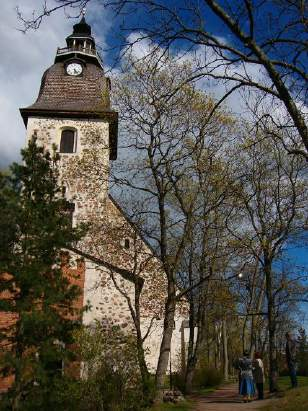 8. Seitsemän kirkon retki Suomen vanhimpiin matkailureitteihin kuuluva retki alkaa Raisiosta. Tutustumme ensin Raision keskiaikaiseen n.