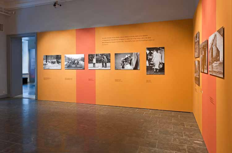 Asfalttia ja auringonkukkia -näyttelyssä 1970-luvun valokuvia kehystivät ajan voimakkaat värit. I utställningen Asfalt och solrosor inramades fotografierna från 1970-talet av den tidens starka färger.